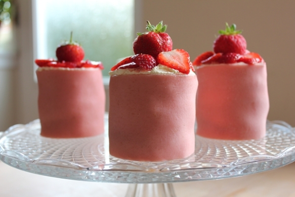 Mini strawberry and marzipan cakes